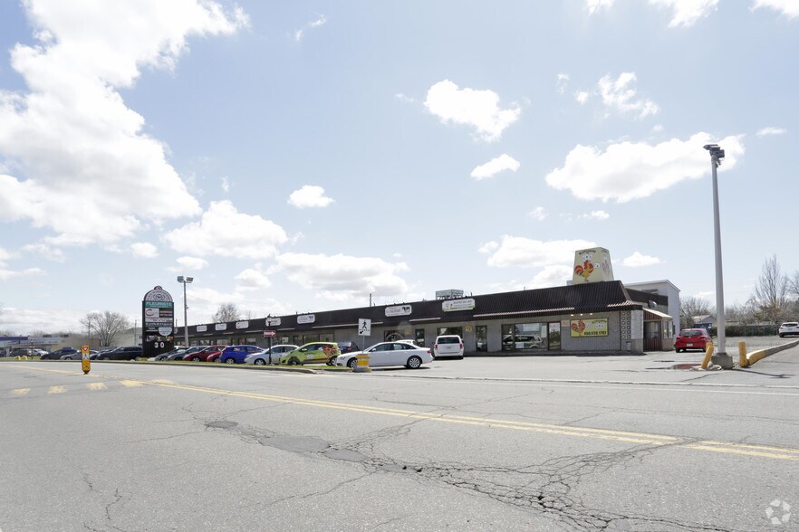 26-32 Boul Marie-Victorin, Delson, QC à louer - Photo du bâtiment - Image 2 de 2