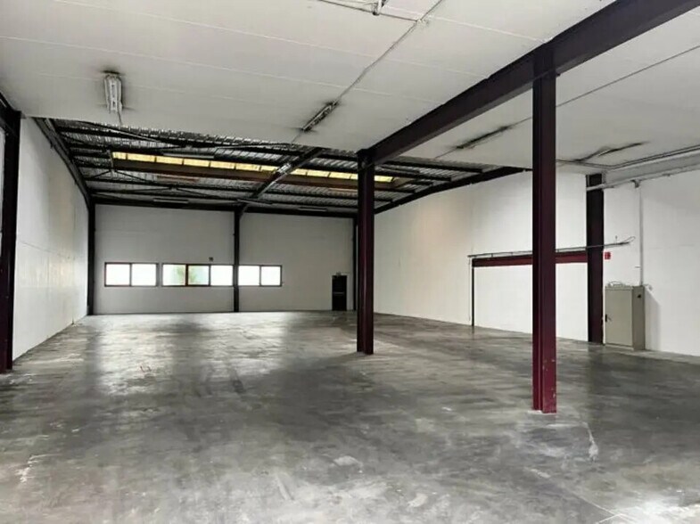 Flex in Le Blanc-Mesnil for lease - Interior Photo - Image 1 of 4