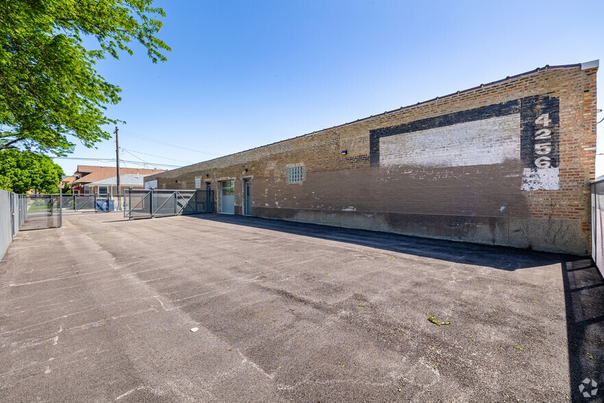 4256 W Diversey Ave, Chicago, IL for lease - Building Photo - Image 3 of 8