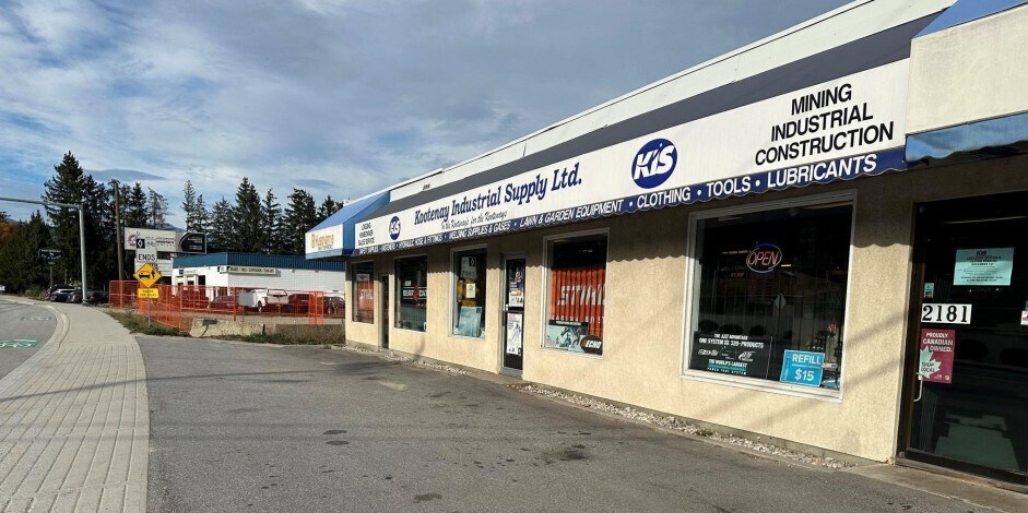 2181 Columbia Av, Castlegar, BC à vendre - Photo du bâtiment - Image 2 de 2