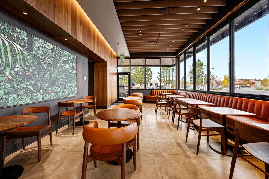 Starbucks Investment Opportunity portefeuille de 3 propriétés à vendre sur LoopNet.ca - Photo du bâtiment - Image 2 de 15