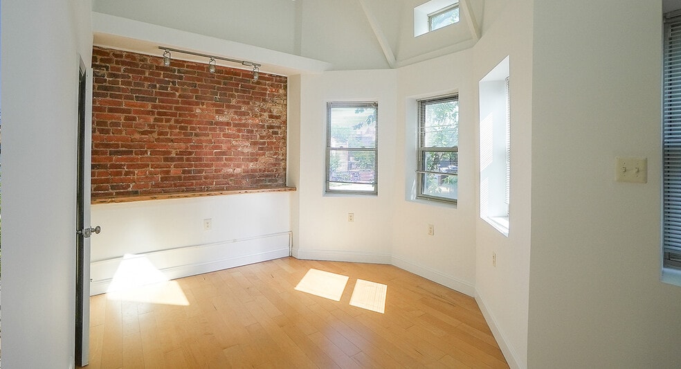 37 Florida Ave NE, Washington, DC à vendre - Photo du bâtiment - Image 2 de 8