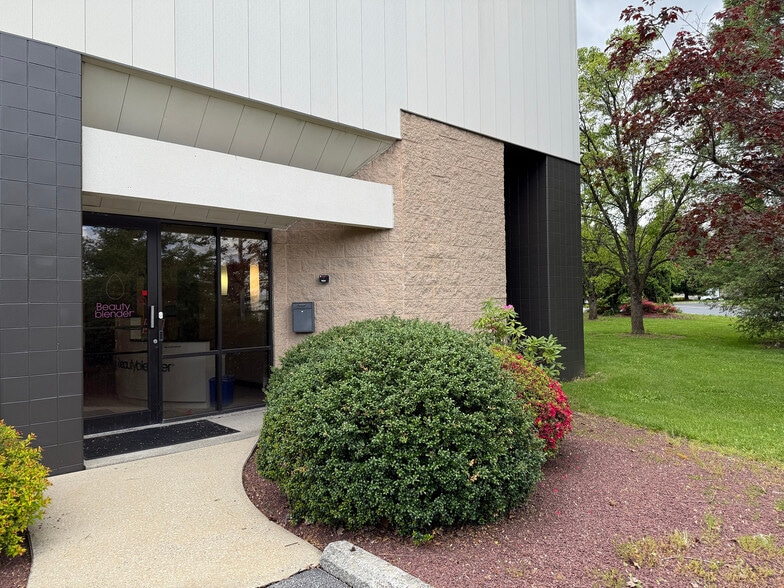 2020 Highland Ave, Bethlehem, PA for lease - Building Photo - Image 2 of 26