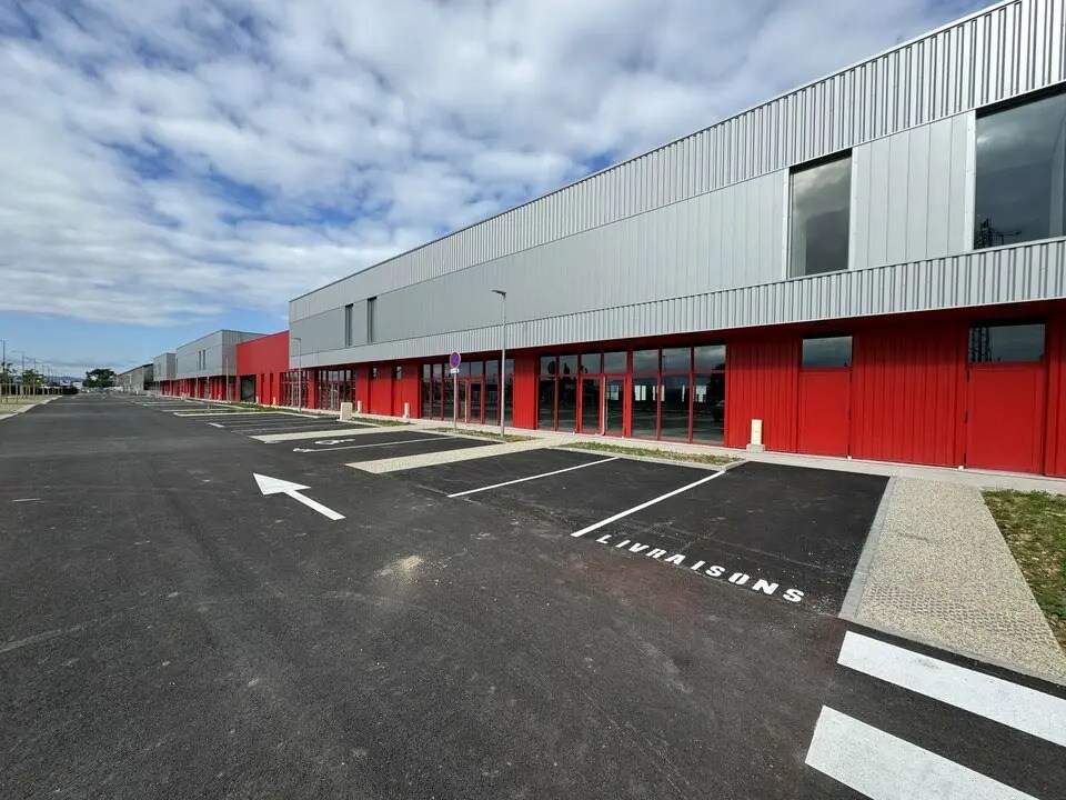 Flex in Valence for lease Building Photo- Image 1 of 8