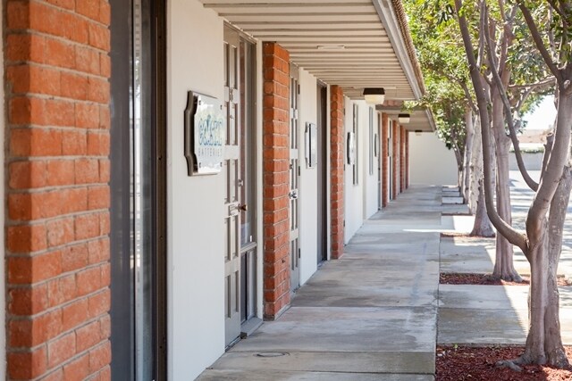 1725 Monrovia Ave, Costa Mesa, CA à louer - Photo du bâtiment - Image 2 de 4