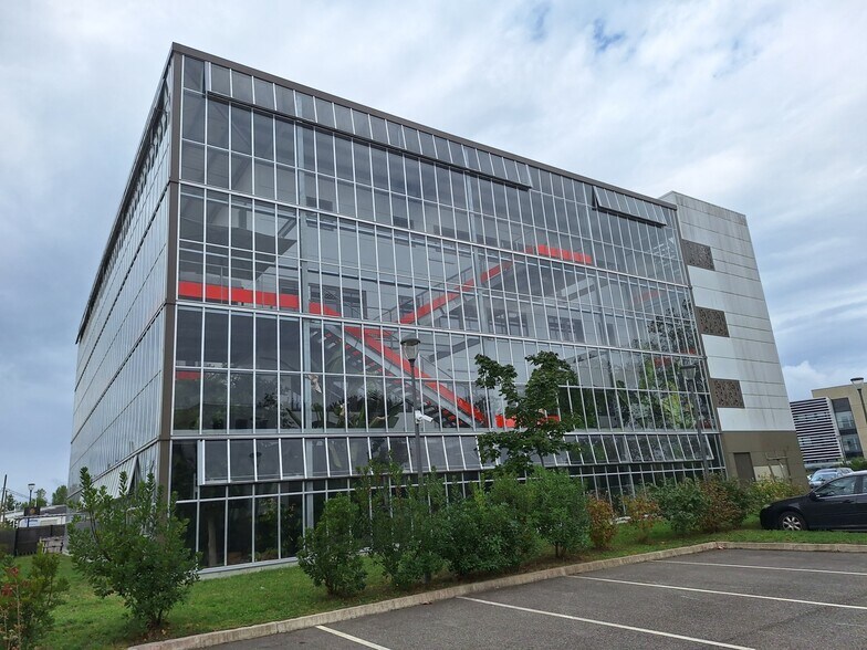 Office in Le Haillan for lease - Building Photo - Image 1 of 14