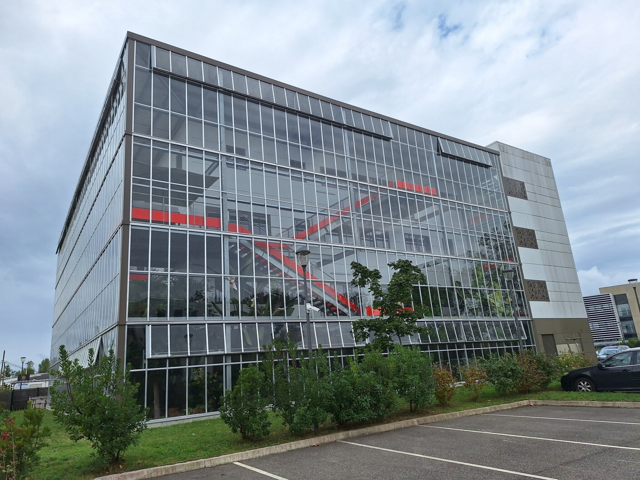 Office in Le Haillan for lease Building Photo- Image 1 of 15