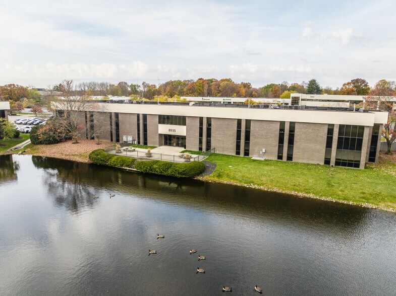 8935 N Meridian St, Indianapolis, IN à louer - Photo du bâtiment - Image 2 de 16