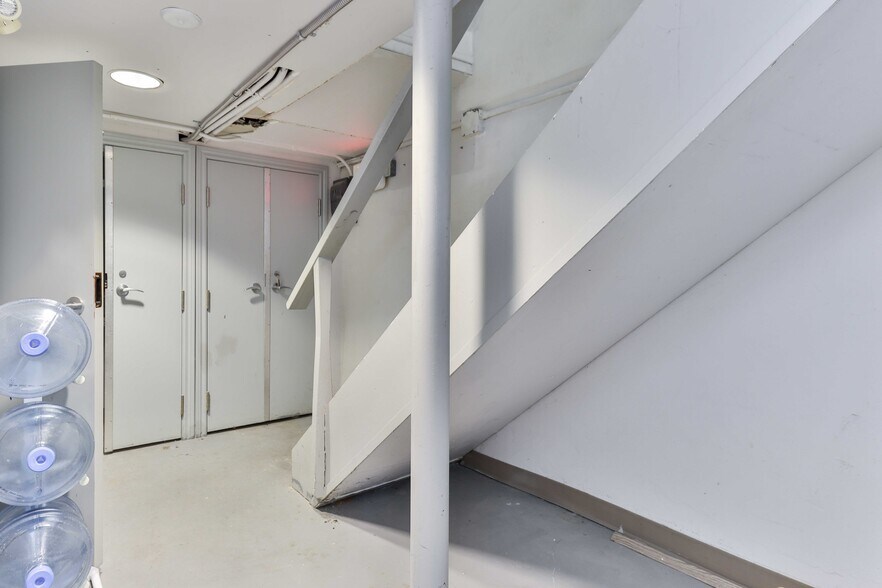 478 Cosburn Ave, Toronto, ON à louer - Photo du bâtiment - Image 3 de 24