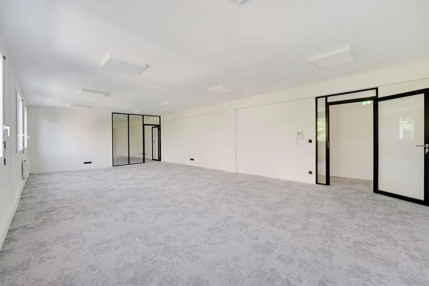 2 Rue Des Chênes Emeraudes, Cergy for lease - Interior Photo - Image 3 of 5