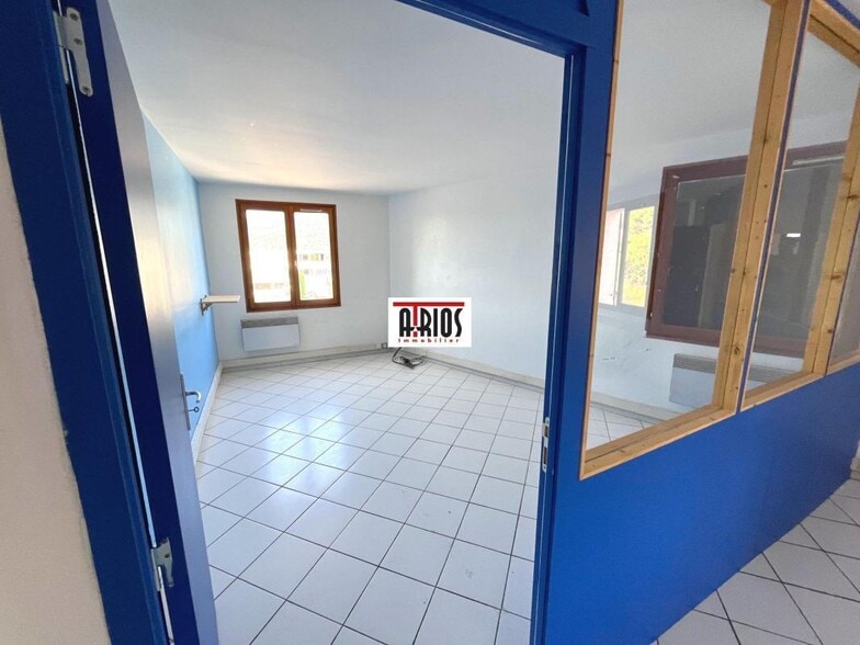 Office in Sollies Pont for lease - Interior Photo - Image 2 of 5