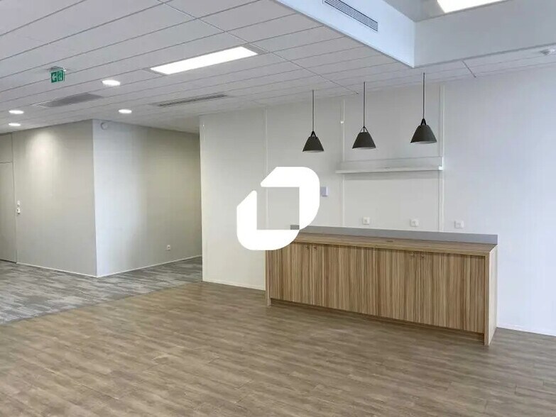 Bureau dans Vénissieux à vendre - Photo du bâtiment - Image 3 de 18
