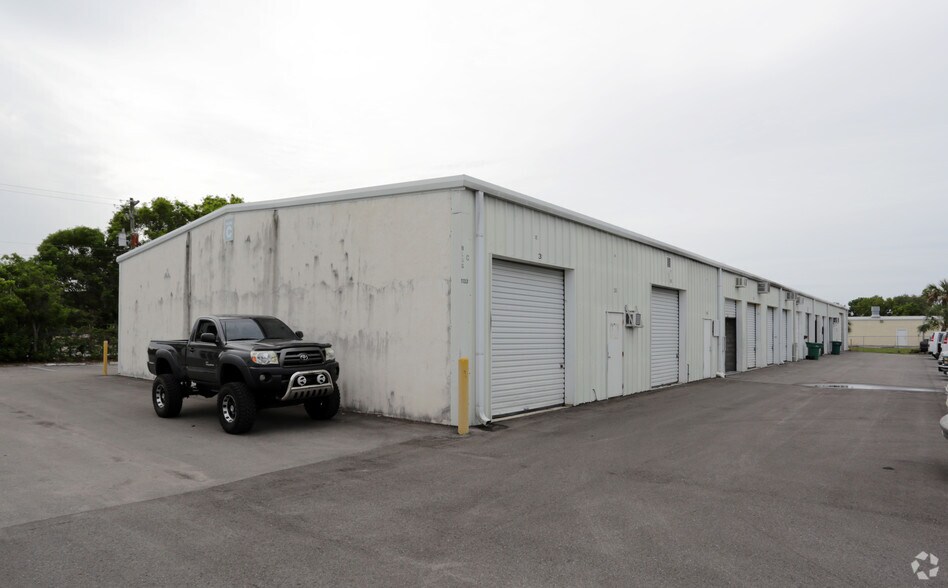 1133 Industrial Blvd, Naples, FL à louer - Photo du bâtiment - Image 3 de 3