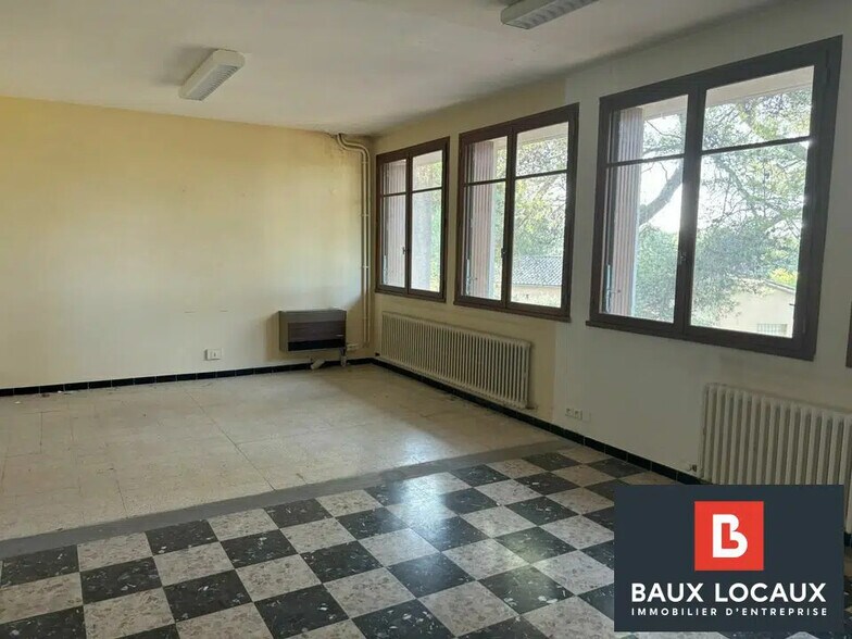 Bureau dans Châteaurenard à louer - Photo du bâtiment - Image 3 de 12