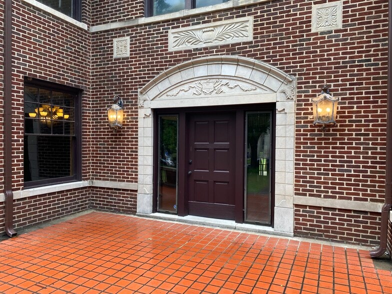 219 N Broadway St, Tupelo, MS for lease - Building Photo - Image 2 of 34