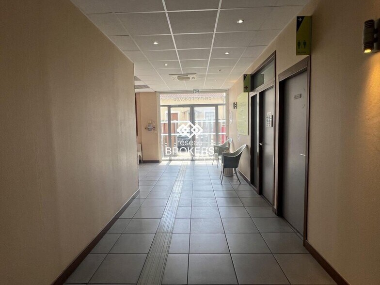 Office in Lyon for lease - Lobby - Image 2 of 8