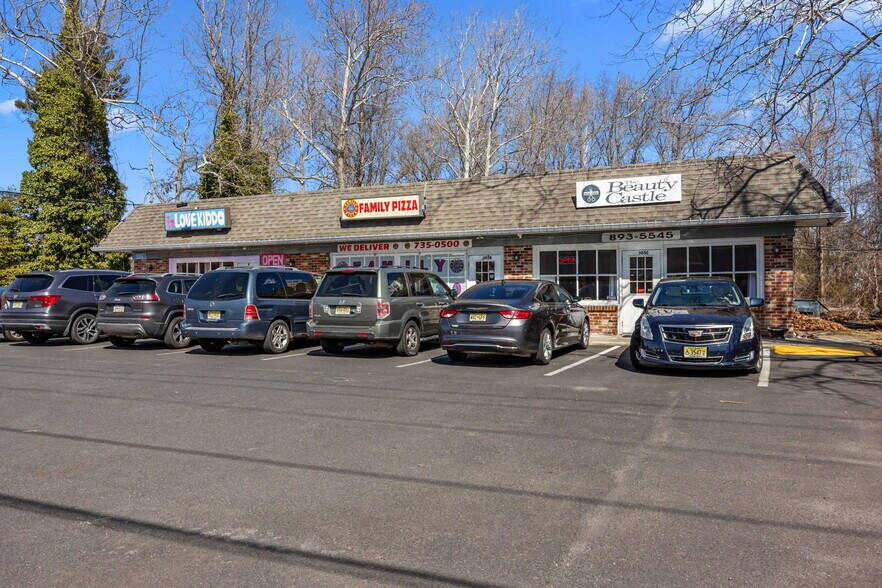 305 Lakehurst Rd, Browns Mills, NJ à vendre - Photo principale - Image 1 de 13