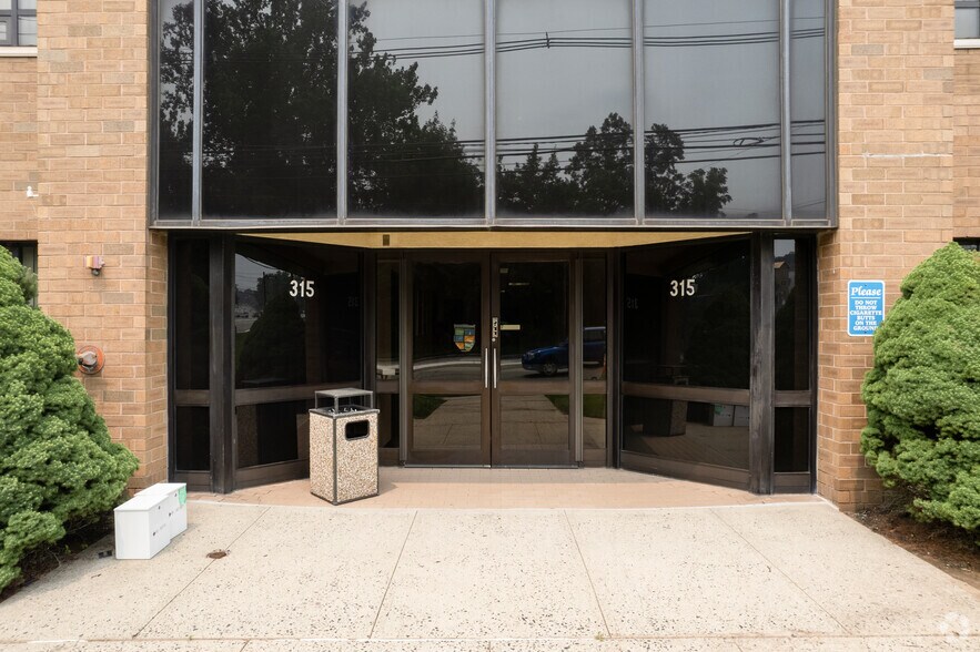 315 E Northfield Rd, Livingston, NJ à louer - Photo du bâtiment - Image 2 de 4