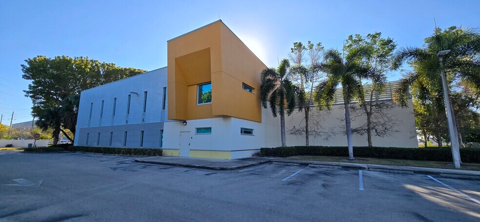 955 10th Ave N, Naples, FL à louer - Photo du bâtiment - Image 3 de 11