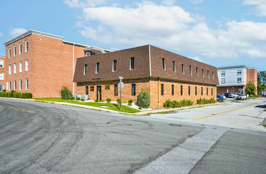 41670 Courthouse Dr, Leonardtown, MD à vendre - Photo du bâtiment - Image 2 de 28