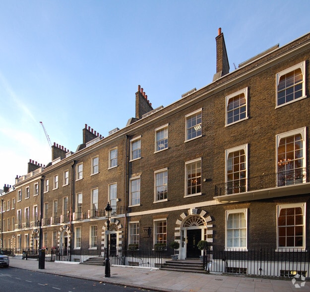 22 Bedford Sq, Londres à louer - Photo du bâtiment - Image 2 de 3