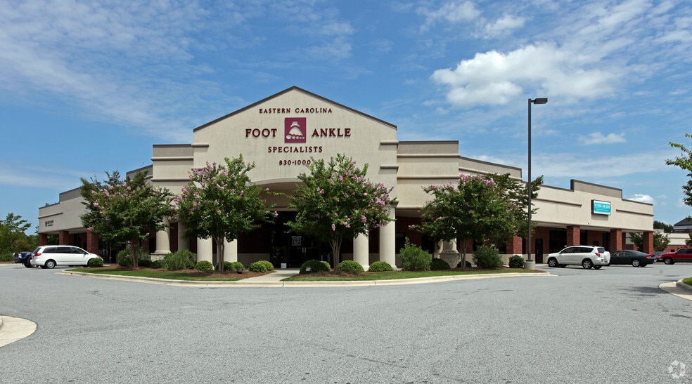 2140 W Arlington Blvd, Greenville, NC for lease - Primary Photo - Image 1 of 3
