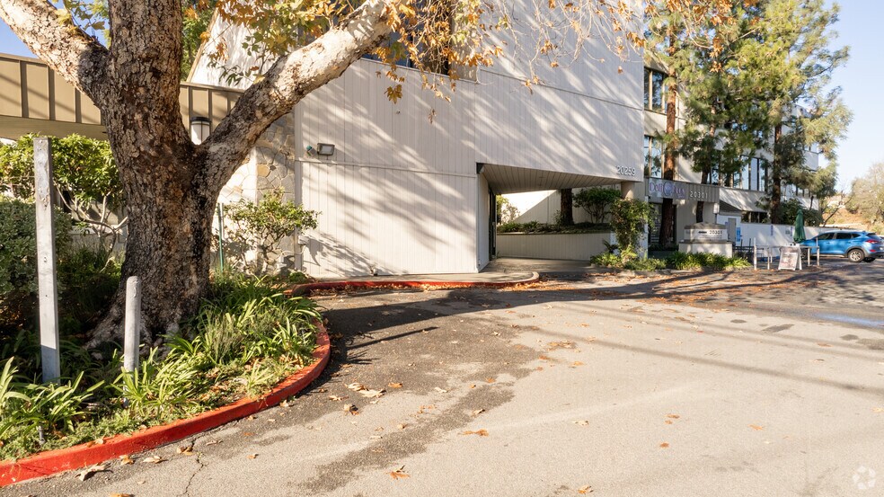 20301 Ventura Blvd, Woodland Hills, CA à louer - Photo du bâtiment - Image 3 de 6
