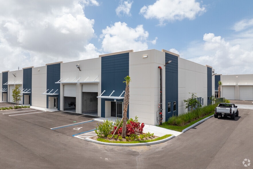6175 NW 102nd Ave, Doral, FL for lease - Building Photo - Image 3 of 33