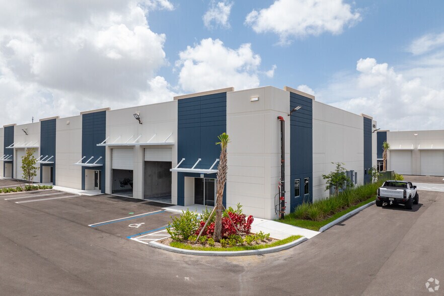 6175 NW 102nd Ave, Doral, FL à louer - Photo du bâtiment - Image 3 de 33