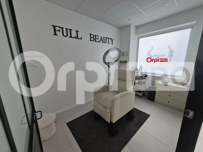 Retail in Reims for lease - Interior Photo - Image 3 of 11