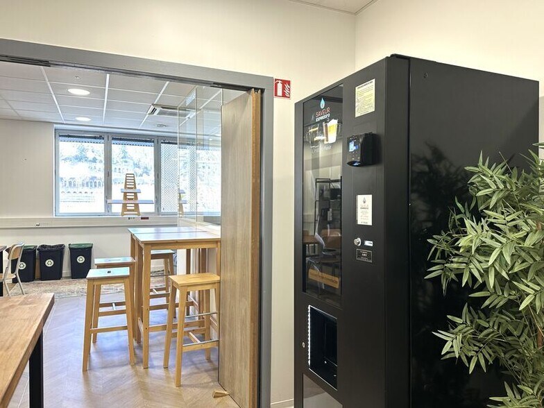Office in Lyon for lease - Interior Photo - Image 3 of 15