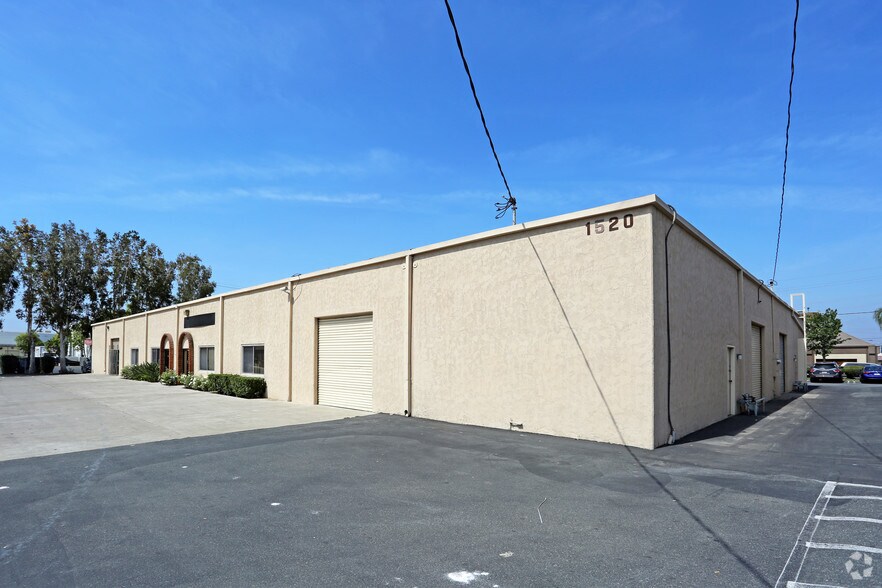 1514-1516 E Edinger Ave, Santa Ana, CA à louer - Photo principale - Image 1 de 7