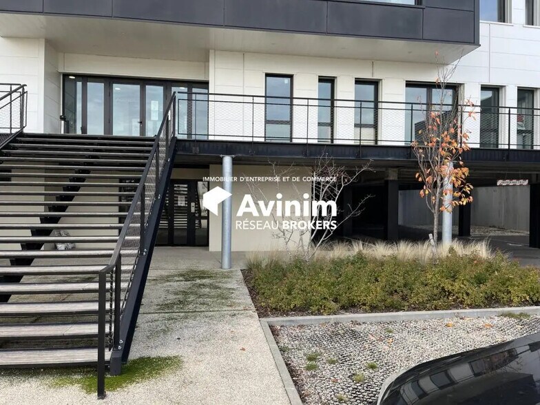 Bureau dans Chaponost à louer - Photo du bâtiment - Image 2 de 6