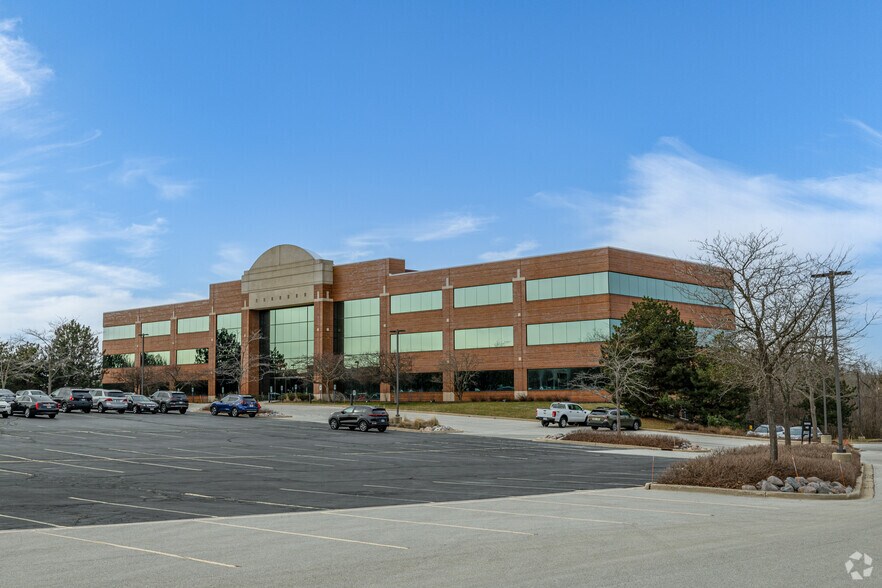 N19W24400 Riverwood Dr, Waukesha, WI à louer - Photo du bâtiment - Image 3 de 10