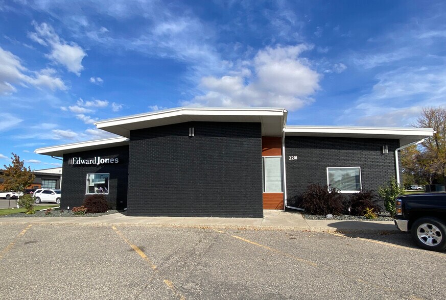 2201 University Dr N, Fargo, ND for lease - Building Photo - Image 1 of 7