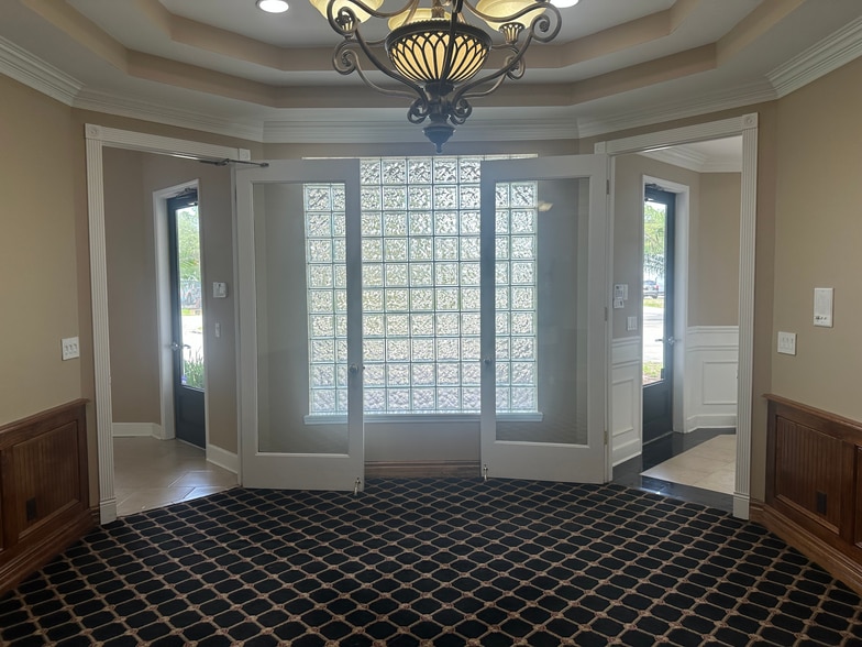 9600 Sunbeam Center Dr, Jacksonville, FL for sale - Interior Photo - Image 3 of 17