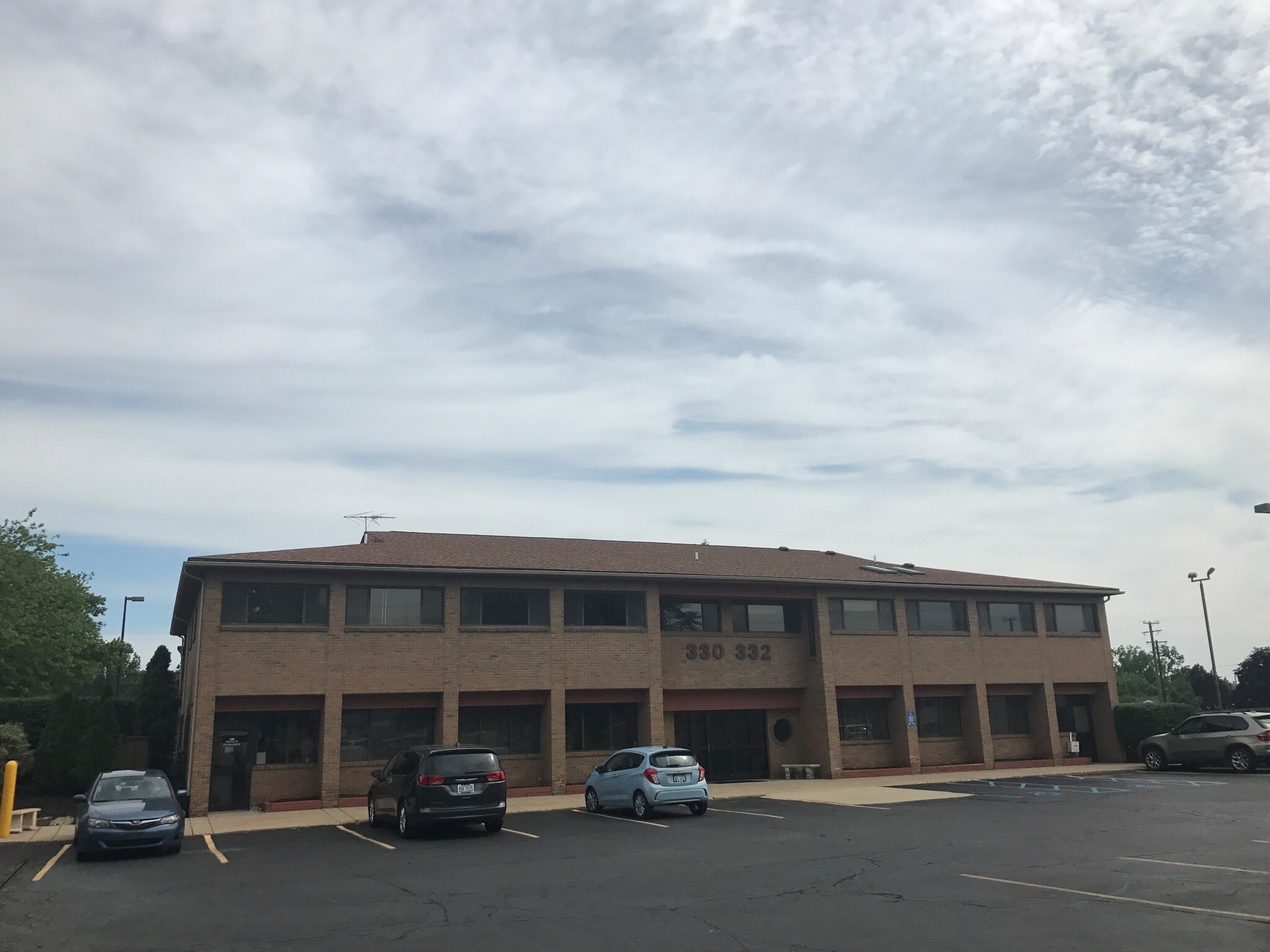 330-332 W Tienken Rd, Rochester Hills, MI for lease Primary Photo- Image 1 of 2