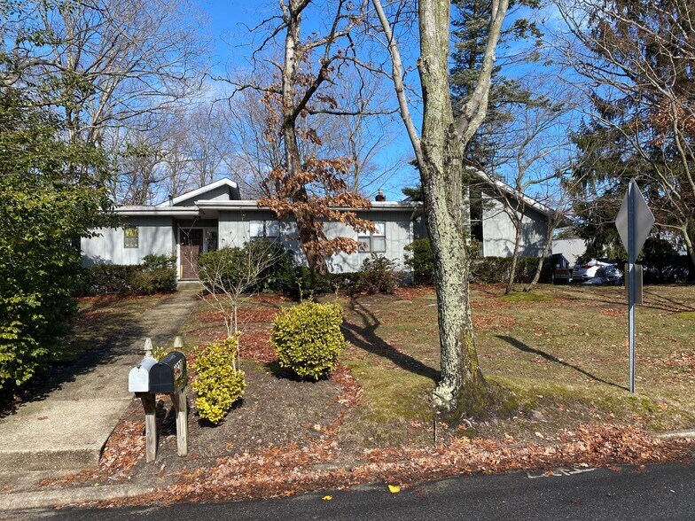 134 Wedgewood Dr, Coram, NY à vendre - Photo principale - Image 1 de 10