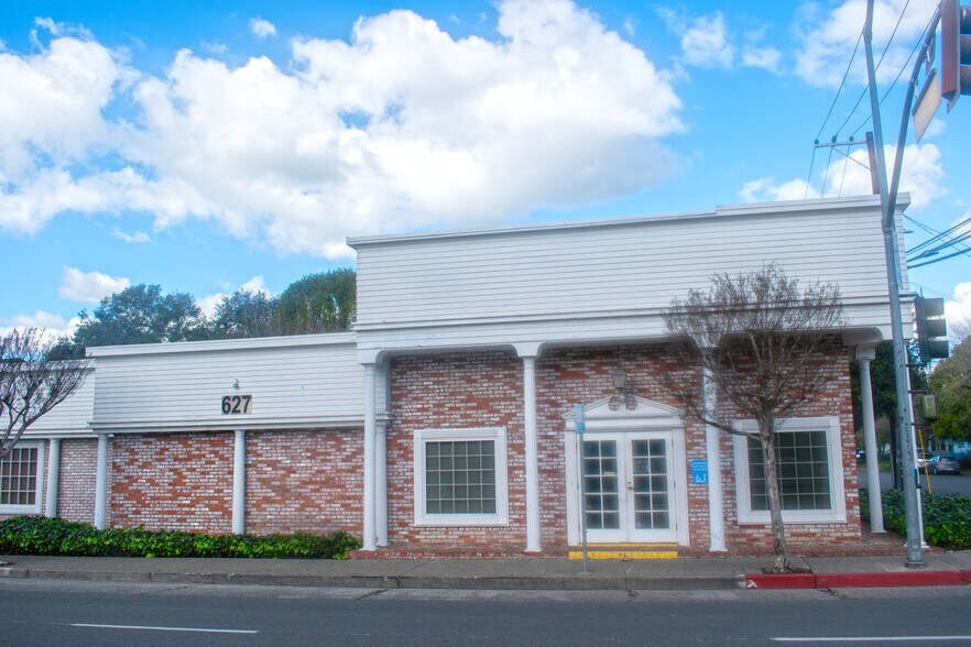 627 College Ave, Santa Rosa, CA à louer - Photo du bâtiment - Image 2 de 6
