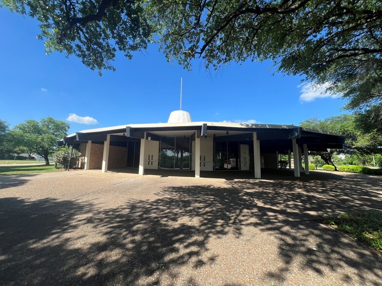 9121 Ferguson Rd, Dallas, TX à vendre - Photo du bâtiment - Image 1 de 11