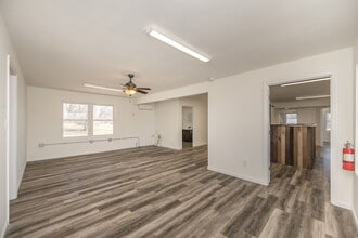 302 S Lincoln Dr, Troy, MO for lease Interior Photo- Image 2 of 13