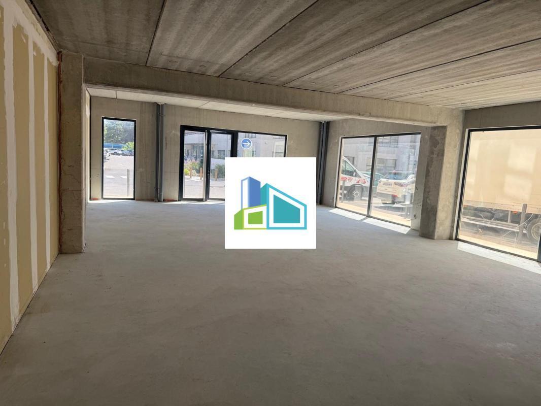 Retail in Aubagne for lease Interior Photo- Image 1 of 3