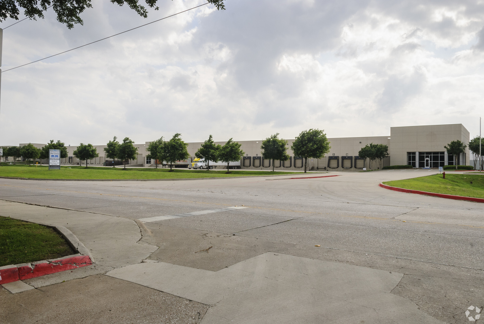 1011 N Royal Ln, Dallas, TX à louer Photo du bâtiment- Image 1 de 9