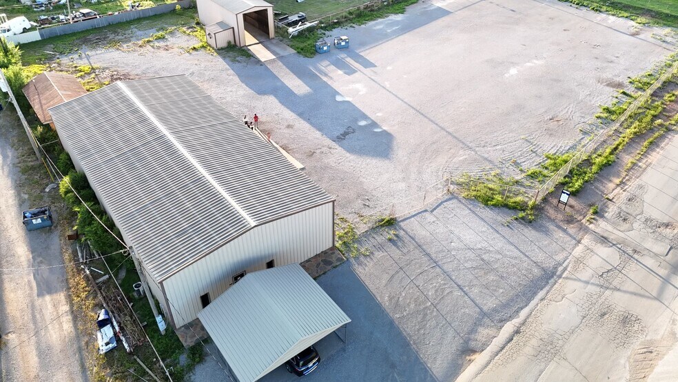 201 NE 4TH St, Lindsay, OK à louer - Photo du bâtiment - Image 2 de 16