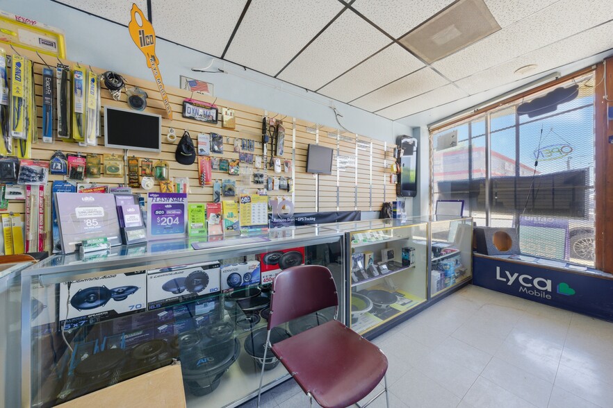 5946 W Diversey Ave, Chicago, IL à vendre - Photo du bâtiment - Image 3 de 14