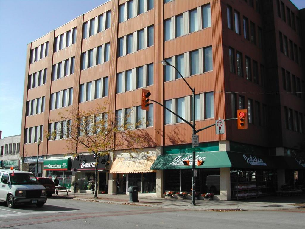 345 Lakeshore Rd W, Mississauga, ON à louer Photo du bâtiment- Image 1 de 1