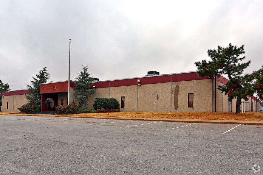 9301 S Western Ave, Oklahoma City, OK à louer - Photo du bâtiment - Image 2 de 15