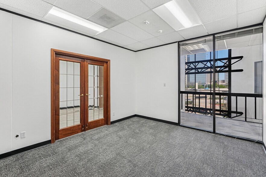 11777 Katy Fwy, Houston, TX à louer - Photo du bâtiment - Image 3 de 14