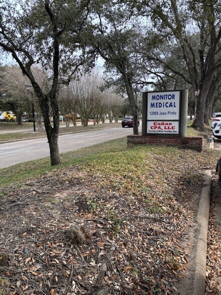 12999 Jess Pirtle Blvd, Sugar Land, TX à louer - Photo du bâtiment - Image 2 de 15
