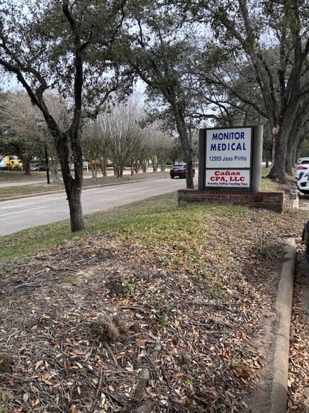 12999 Jess Pirtle Blvd, Sugar Land, TX à louer - Photo du bâtiment - Image 2 de 15